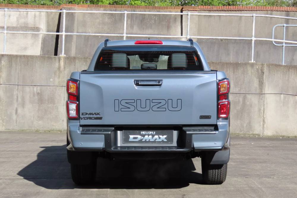 https://autogreeknews.gr/wp-content/uploads/2024/06/Isuzu-D-Max-Steel-Edition-UK-4-2048x1536-1.jpg