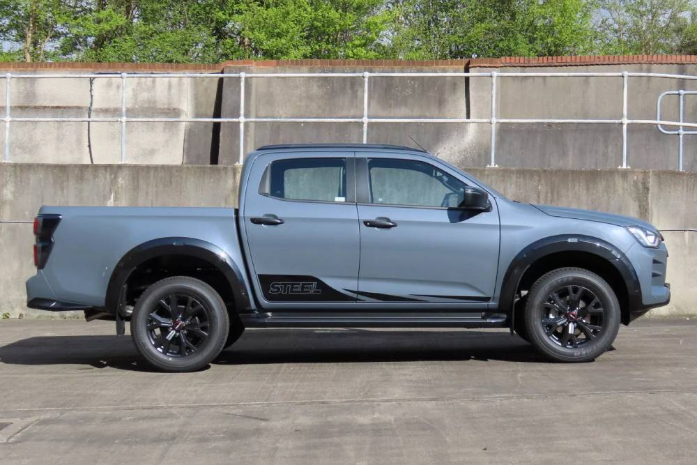 https://autogreeknews.gr/wp-content/uploads/2024/06/Isuzu-D-Max-Steel-Edition-UK-5-2048x1536-1.jpg