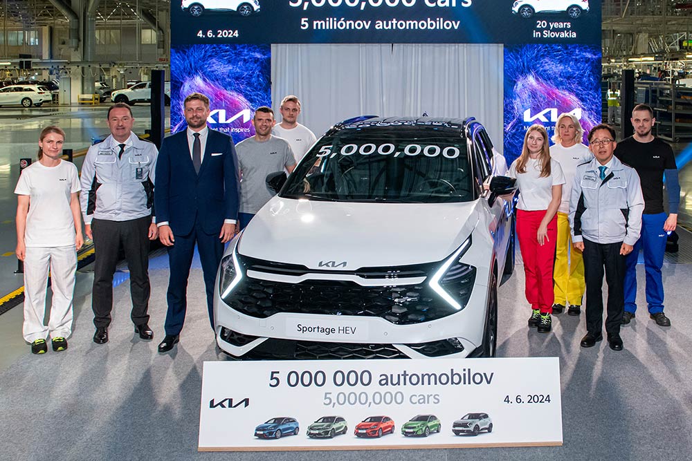 https://autogreeknews.gr/wp-content/uploads/2024/06/KIA-SLOVAKIA-HITS-FIVE-MILLION-1.jpg