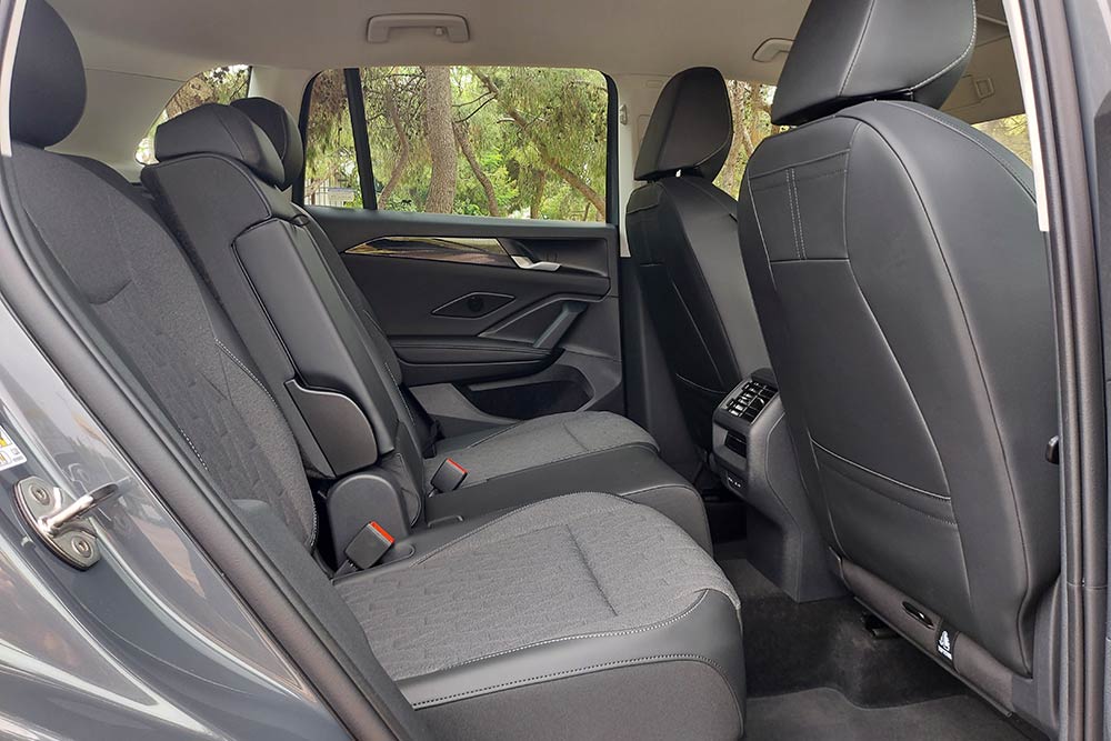 https://autogreeknews.gr/wp-content/uploads/2024/06/VW-Tiguan-2024-rear-seat.jpg