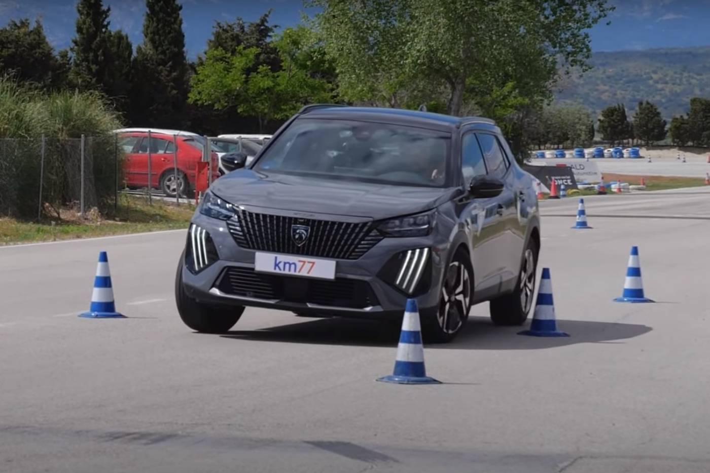 Λιονταρίσιο το Peugeot e-2008 στον τάρανδο (+video)