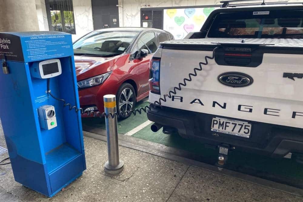 Εξυπνάκιας έβαλε Ranger Raptor να «φορτίζει»