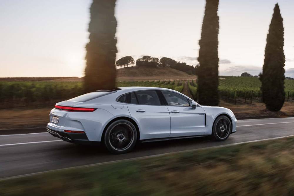 https://autogreeknews.gr/wp-content/uploads/2024/07/2025-porsche-panamera-turbo-s-e-hybrid-1.jpg