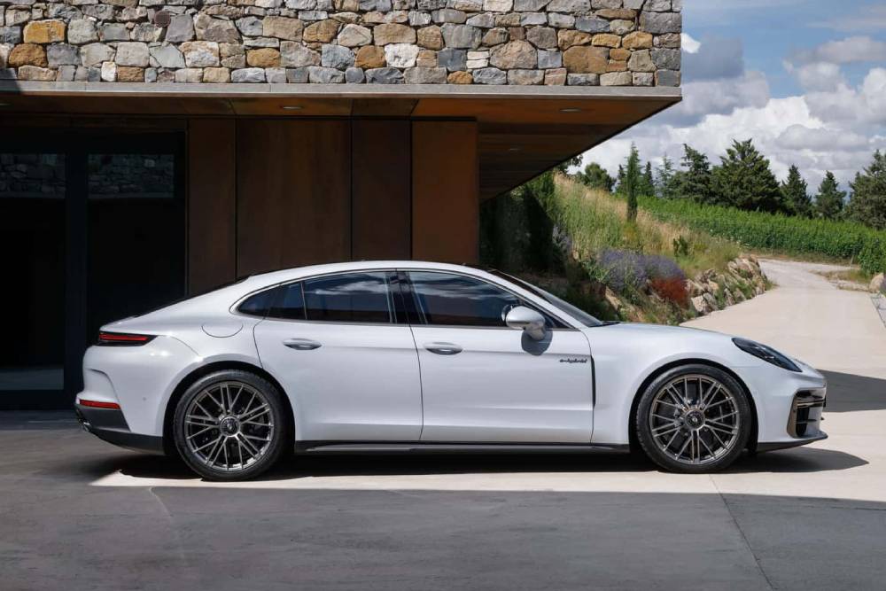 https://autogreeknews.gr/wp-content/uploads/2024/07/2025-porsche-panamera-turbo-s-e-hybrid-4.jpg