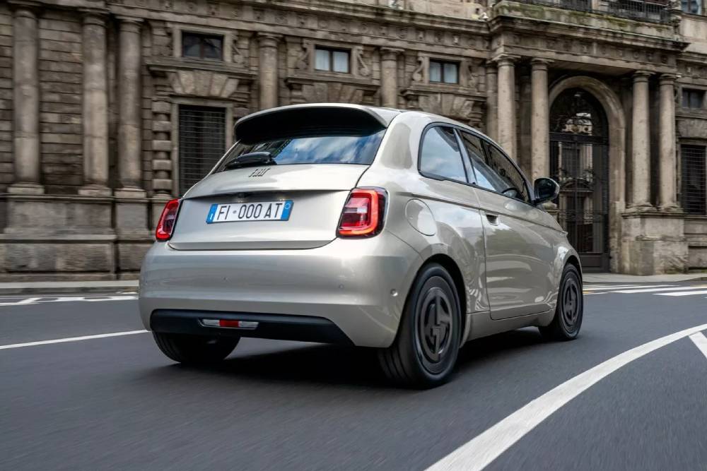 https://autogreeknews.gr/wp-content/uploads/2024/07/Fiat-500e-Giorgio-Armani-711-7.jpg