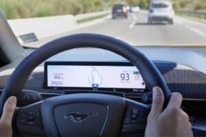 Ford se convierte en el primer fabricante de automóviles de España que introduce el sistema de asistencia a la conducción BlueCruise, que permite la conducción en autopista, sin manos y con la vista en la carretera