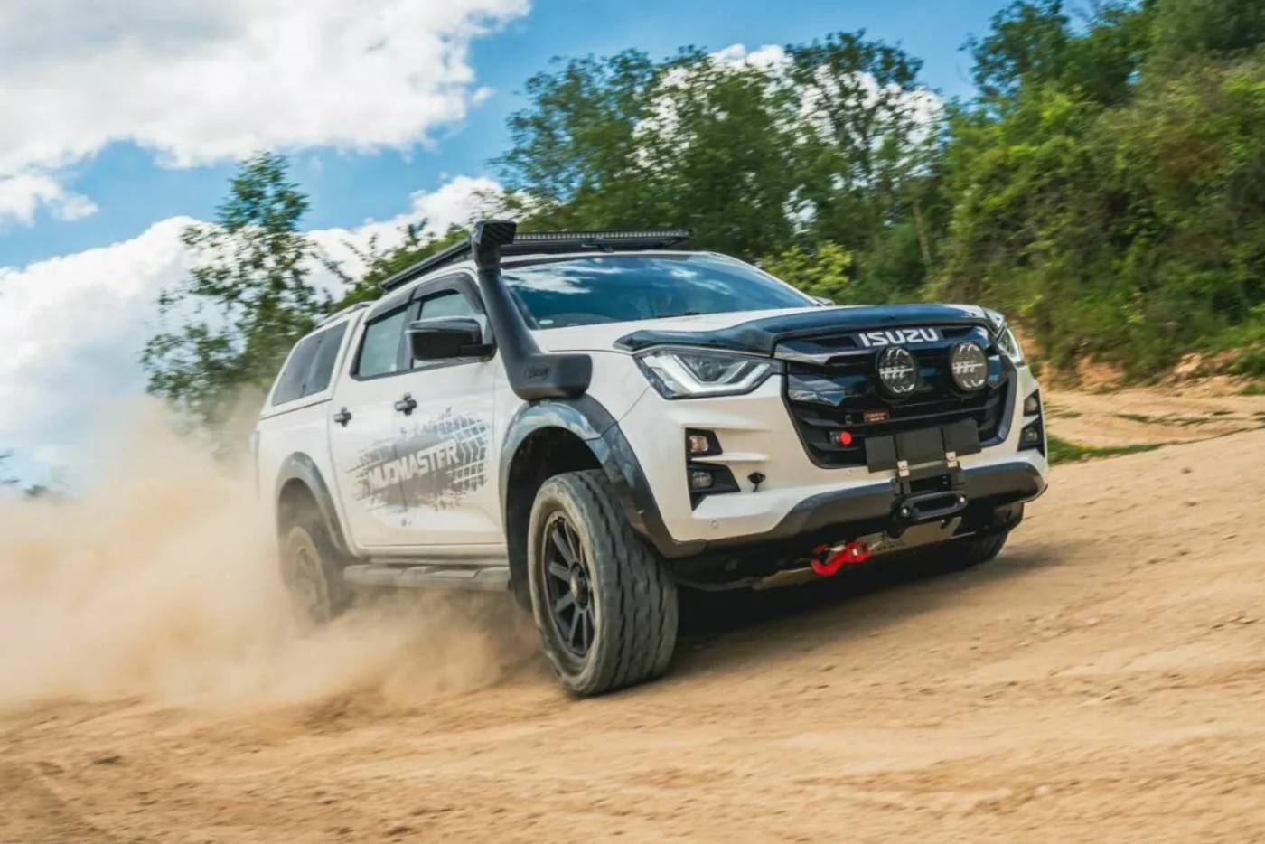 https://autogreeknews.gr/wp-content/uploads/2024/07/Isuzu-D-Max-Mudmaster-1-2048x1152-1.jpg