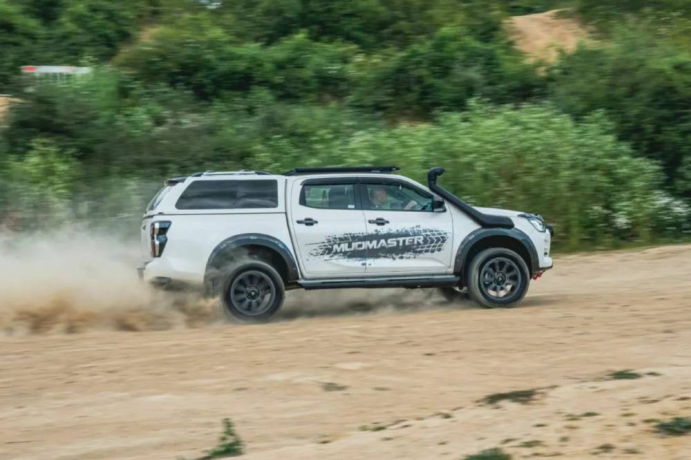 https://autogreeknews.gr/wp-content/uploads/2024/07/Isuzu-D-Max-Mudmaster-11-2048x1152-1.jpg