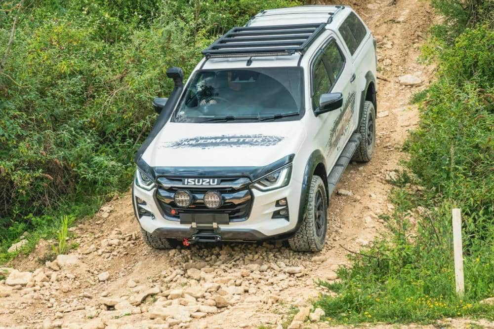https://autogreeknews.gr/wp-content/uploads/2024/07/Isuzu-D-Max-Mudmaster-13-2048x1152-1.jpg