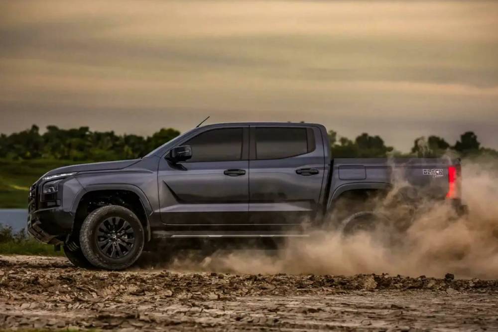 https://autogreeknews.gr/wp-content/uploads/2024/07/Mitsubishi-Triton-Black-Edition-Thailand-8-2048x13-1.jpg