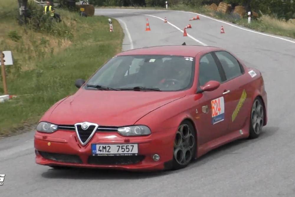 Αντιλαλούνε τα βουνά με την Alfa 156 GTA (+video)