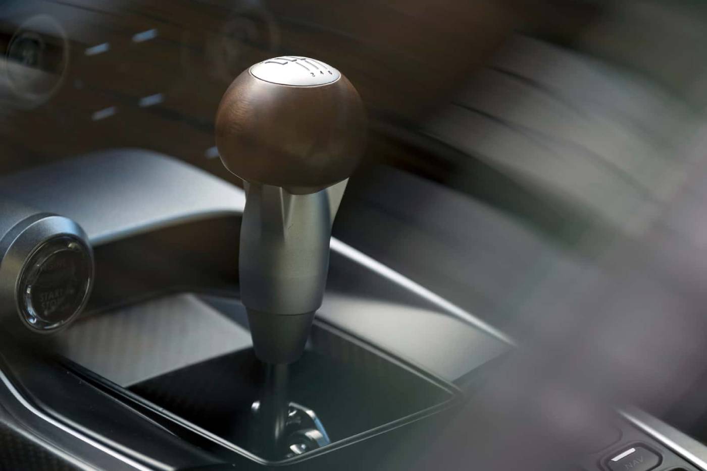 Η ρομαντική επιμονή της Aston Martin στο χειροκίνητο