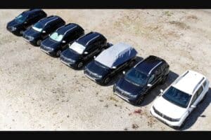 black vs white car 04 (1)