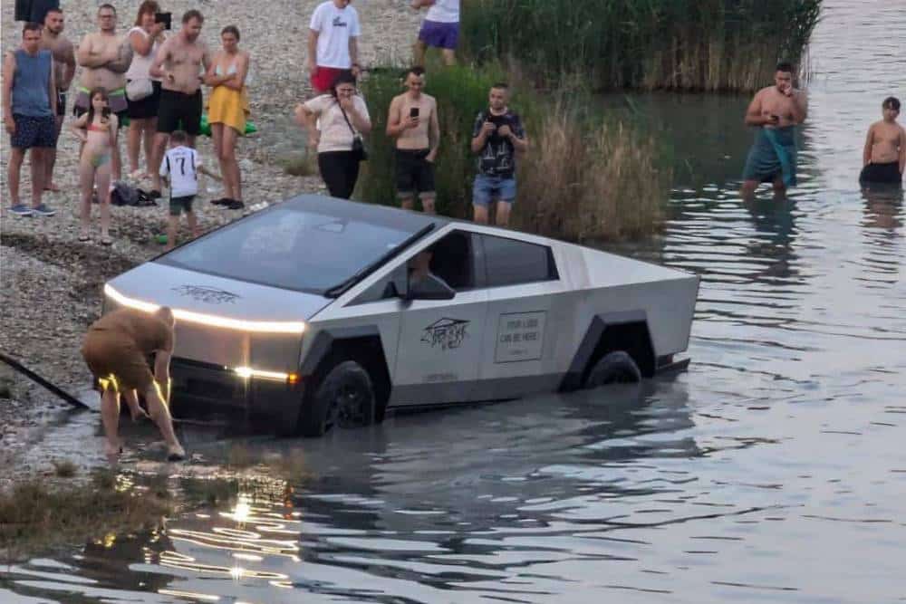 Tesla Cybertruck κόλλησε σε λίμνη (+video)