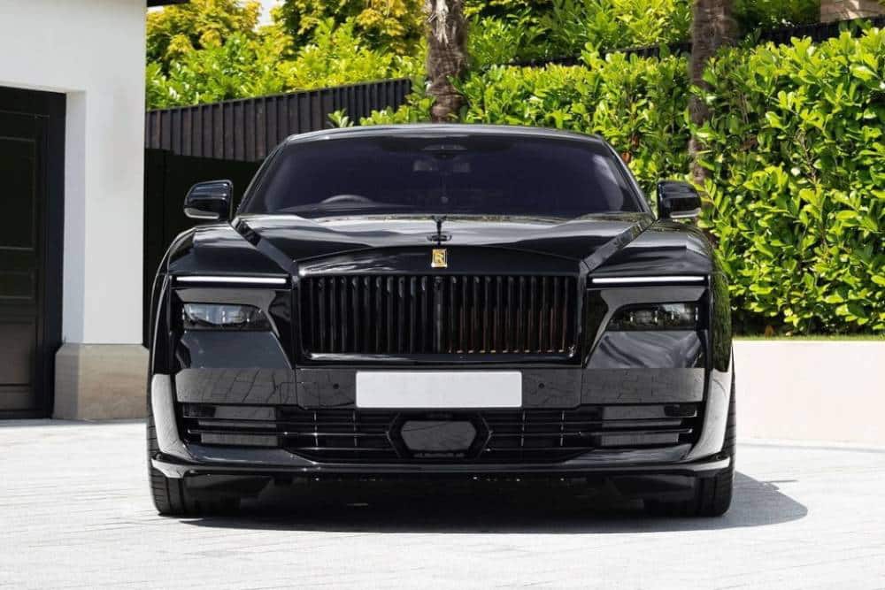 https://autogreeknews.gr/wp-content/uploads/2024/07/gotham-city-prop-like-rolls-royce-spectre-surfaces-6.jpg