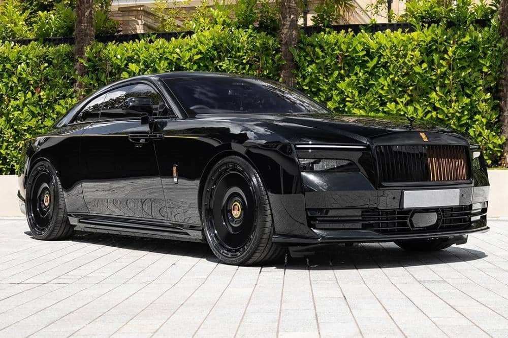 https://autogreeknews.gr/wp-content/uploads/2024/07/gotham-city-prop-like-rolls-royce-spectre-surfaces-7.jpg