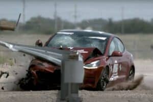 Το Tesla Model 3 ισοπεδώνει τις μπαριέρες (+video)