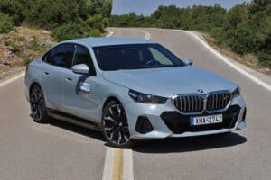 BMW-i5-eDrive40-(7)