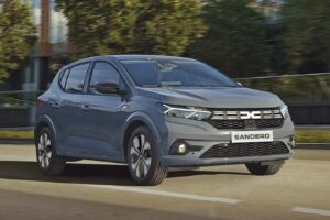 Dacia-Sandero-kinisi