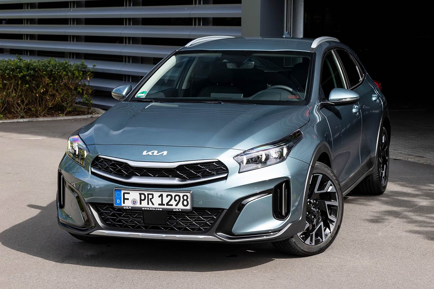 https://autogreeknews.gr/wp-content/uploads/2024/08/Kia-XCeed-2023-static.jpg