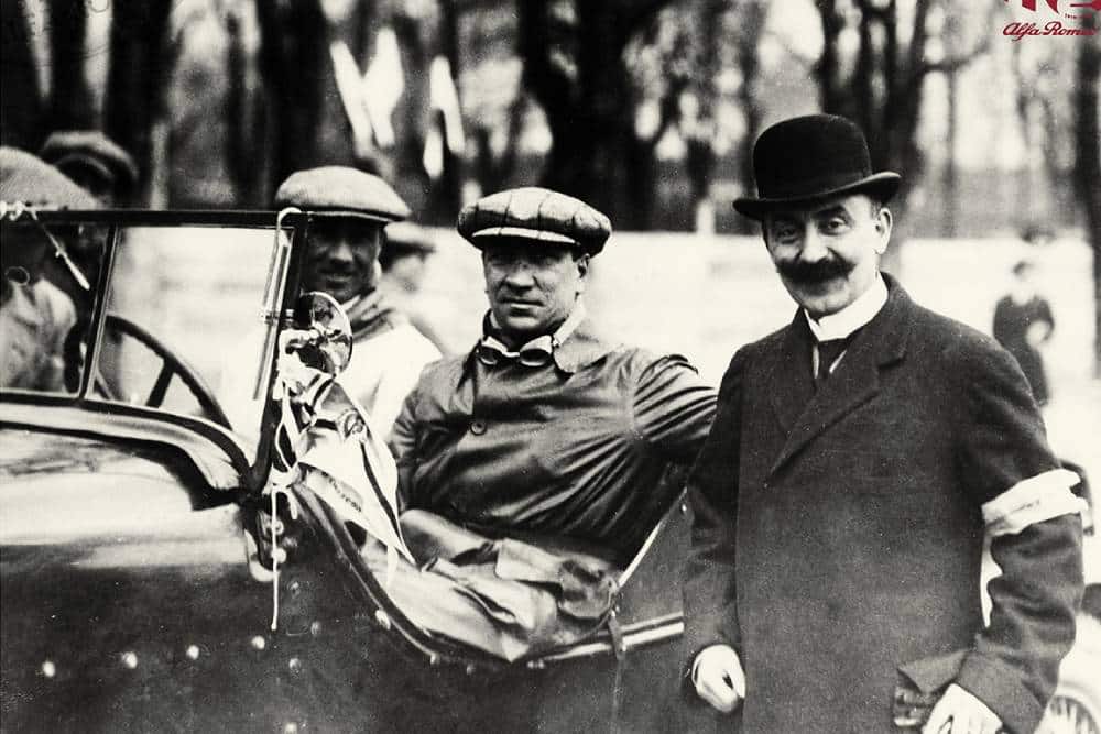 https://autogreeknews.gr/wp-content/uploads/2024/08/NicolaRomeoontherightwithPresentiandBrilliPeriatthestartoftheMilleMiglia1stedition-1927.jpg