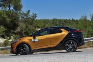 Toyota-C-HR-2.0-Hybrid-i-AWD-(10)