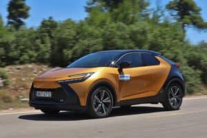Toyota-C-HR-2.0-Hybrid-i-AWD-(13)