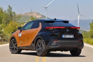 Toyota-C-HR-2.0-Hybrid-i-AWD-(3)