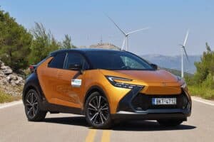 Toyota-C-HR-2.0-Hybrid-i-AWD-(4)