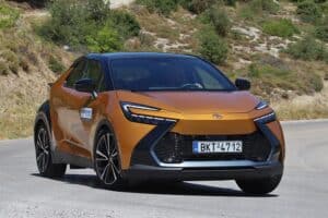 Toyota-C-HR-2.0-Hybrid-i-AWD-(7)