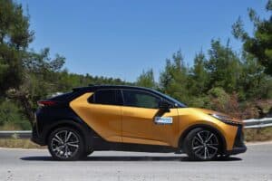 Toyota-C-HR-2.0-Hybrid-i-AWD-(8)