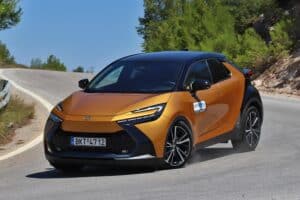 Toyota-C-HR-2.0-Hybrid-i-AWD-(9)