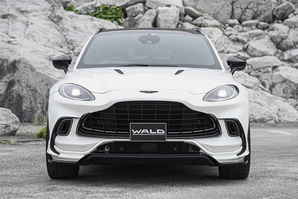 https://autogreeknews.gr/wp-content/uploads/2024/08/aston-martin-dbx-visits-wald-internationals-tuning-3.jpg