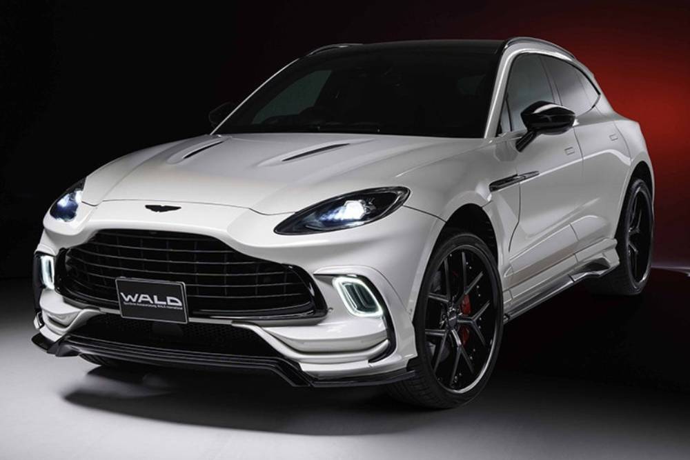 https://autogreeknews.gr/wp-content/uploads/2024/08/aston-martin-dbx-visits-wald-internationals-tuning-5.jpg