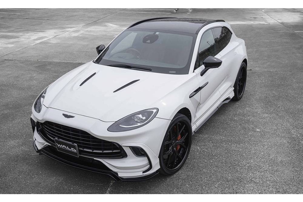 https://autogreeknews.gr/wp-content/uploads/2024/08/aston-martin-dbx-visits-wald-internationals-tuning.jpg