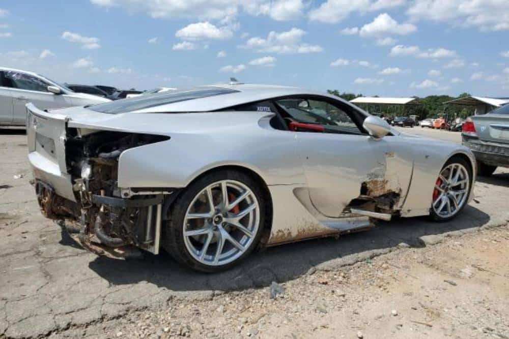 Σακατεμένο Lexus LFA δεν χάνει με τίποτα αξία