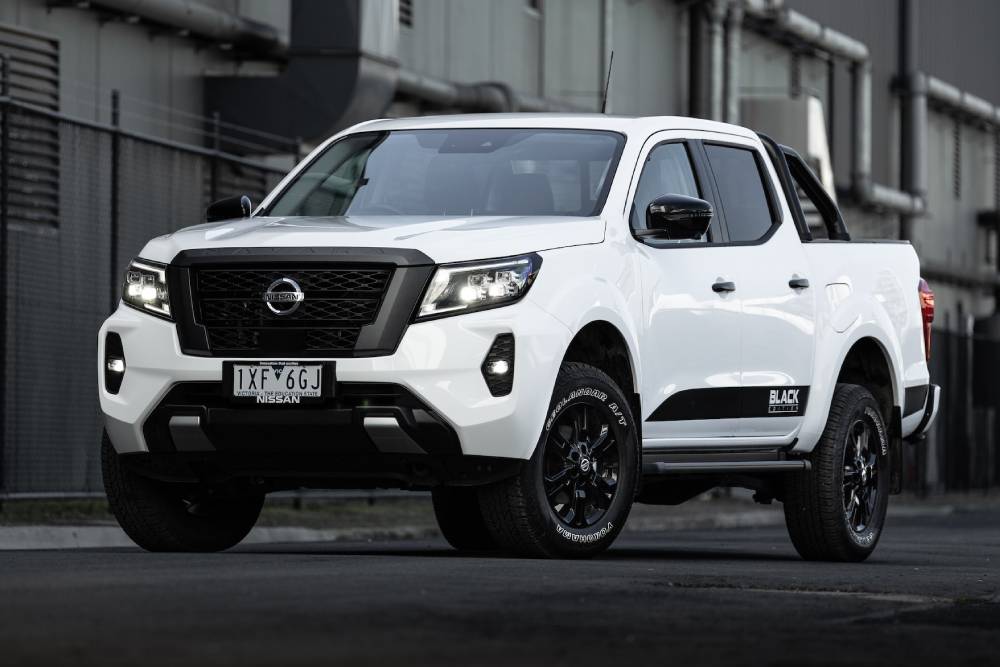 https://autogreeknews.gr/wp-content/uploads/2024/08/nissan-navara-discloses-its-dark-side-with-the-bla-1.jpg