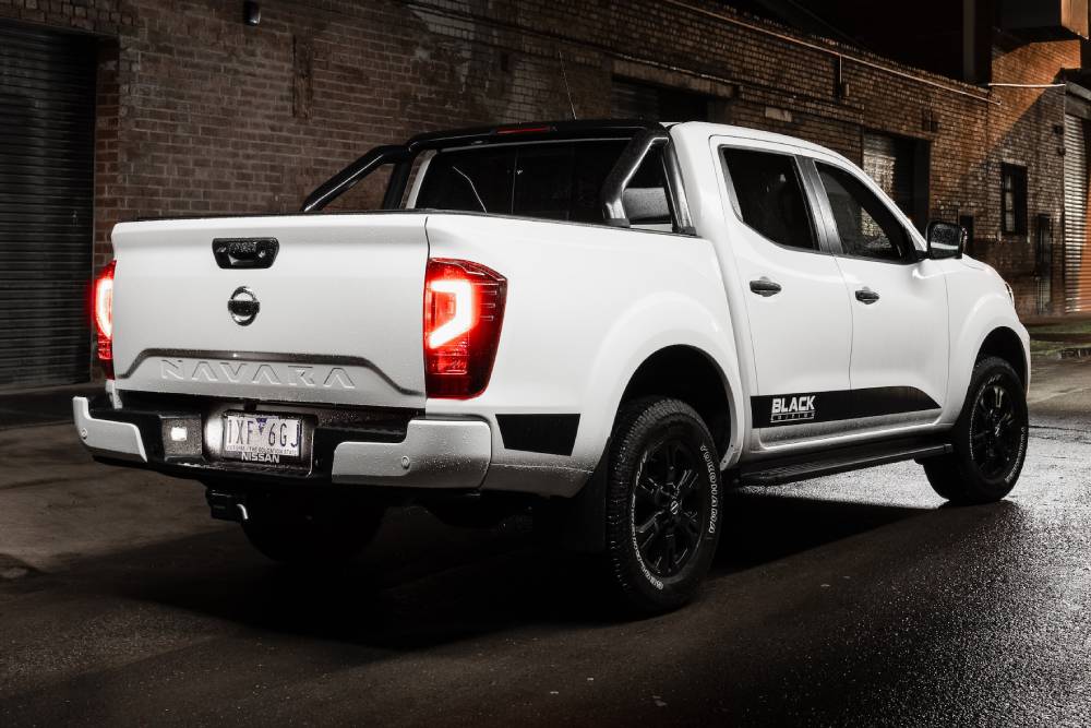 https://autogreeknews.gr/wp-content/uploads/2024/08/nissan-navara-discloses-its-dark-side-with-the-bla-2.jpg