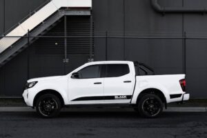 nissan-navara-discloses-its-dark-side-with-the-bla (4)