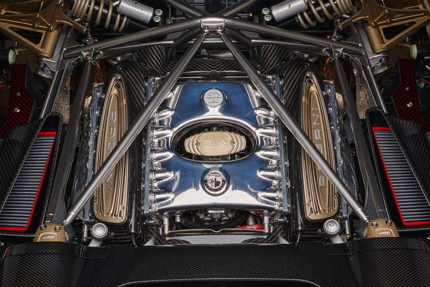 Pagani: «Μόνο V12, κανείς δεν θέλει υβριδικά ή EV»