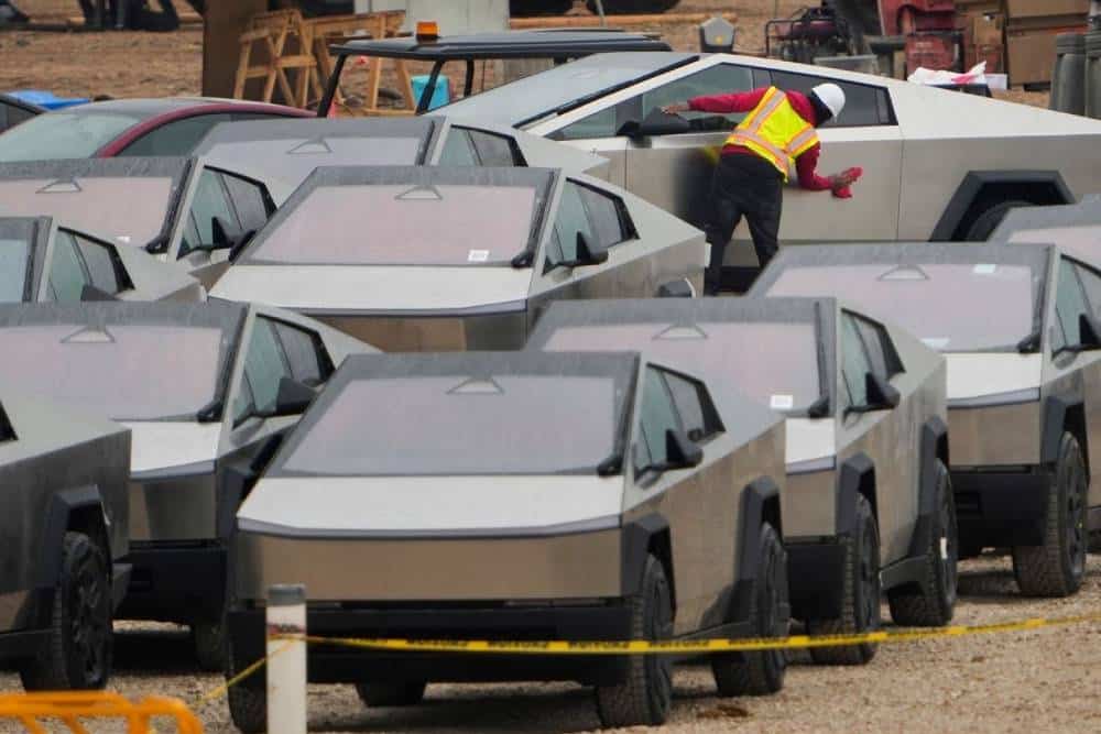 https://autogreeknews.gr/wp-content/uploads/2024/08/tesla-dirty-cybertrucks-04.jpg
