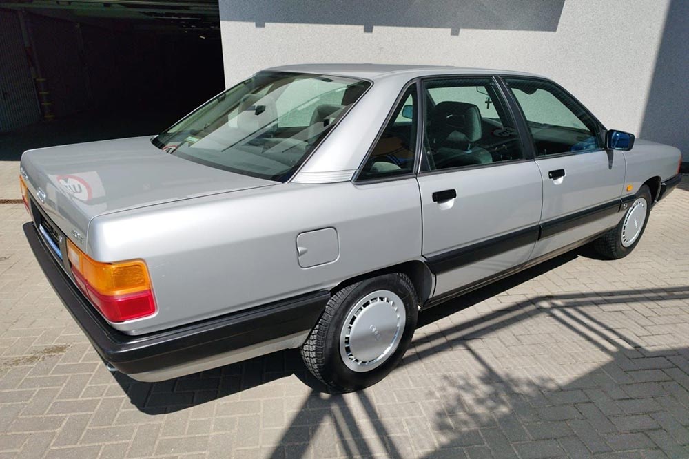 https://autogreeknews.gr/wp-content/uploads/2024/09/Audi-100-1990-5.jpg
