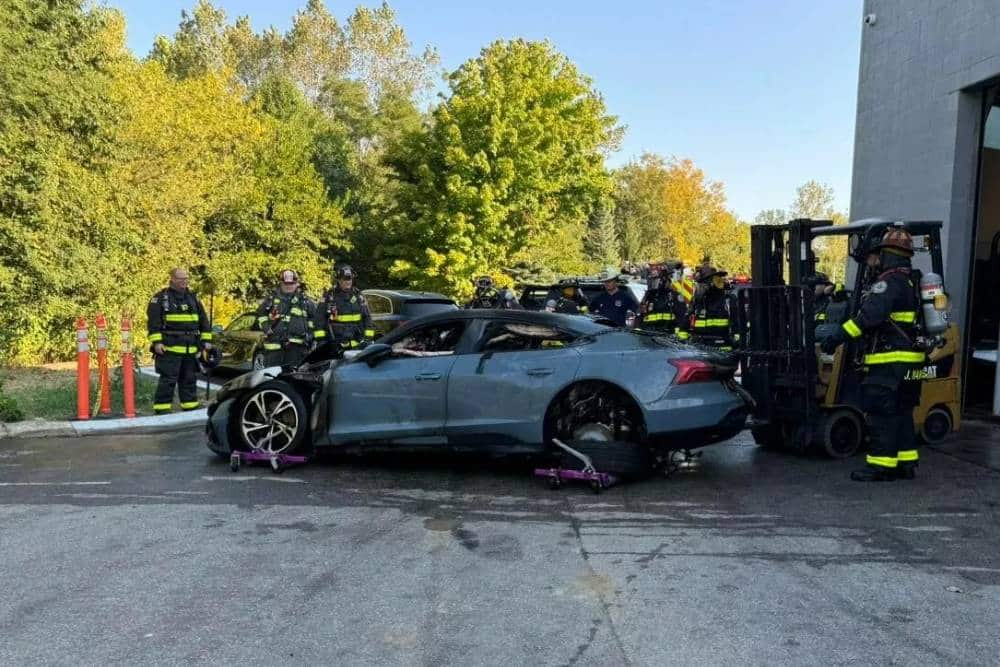 https://autogreeknews.gr/wp-content/uploads/2024/09/Audi-e-tron-GT-dealership-fire-916-3.jpg