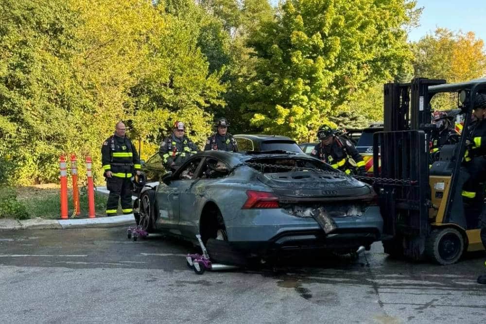 https://autogreeknews.gr/wp-content/uploads/2024/09/Audi-e-tron-GT-dealership-fire-916-6.jpg