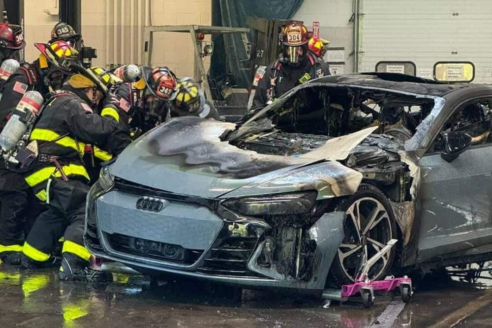 https://autogreeknews.gr/wp-content/uploads/2024/09/Audi-e-tron-GT-dealership-fire-916-8.jpg