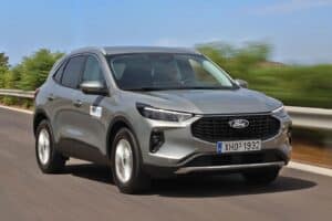 Ford-Kuga-FHEV-kinisi