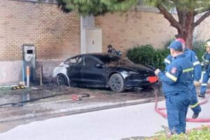 Tesla Model 3 κάηκε στην Αθήνα