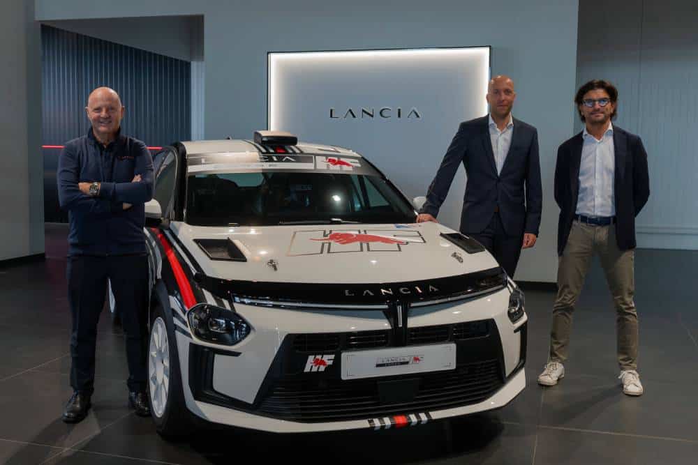 https://autogreeknews.gr/wp-content/uploads/2024/09/MikiBiasionCharlesFusterLanciaHeadofMarketingCommunicationandEugenioFranzettiDirectorofLanciaCorseHF-1.jpg