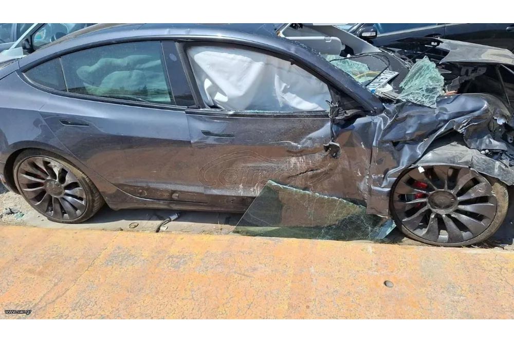 https://autogreeknews.gr/wp-content/uploads/2024/09/Tesla-Model-3-trakarismeno-4.jpg