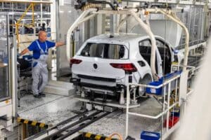 Χιλιάδες εργαζόμενοι της VW «στον αέρα»